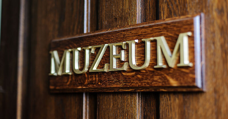 Napis MUZEUM, złote litery &ndash; Muzeum Si&oacute;str Serafitek