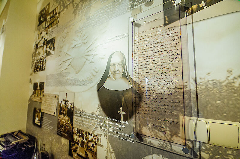 Tablica pamiątkowa druk UV na pleksi &ndash; Muzeum Si&oacute;str Serafitek