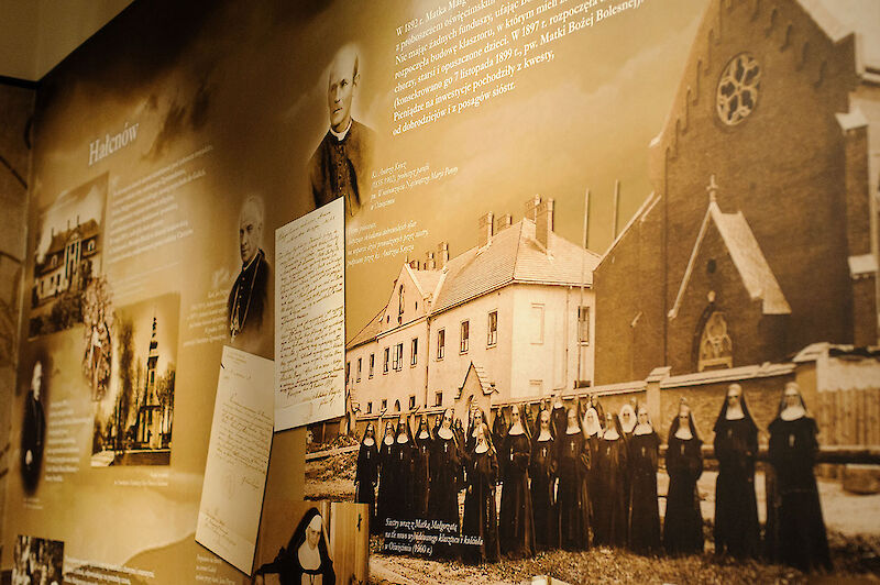 Projektowanie, wydruki i klejenie tapet &ndash; Muzeum Si&oacute;str Serafitek